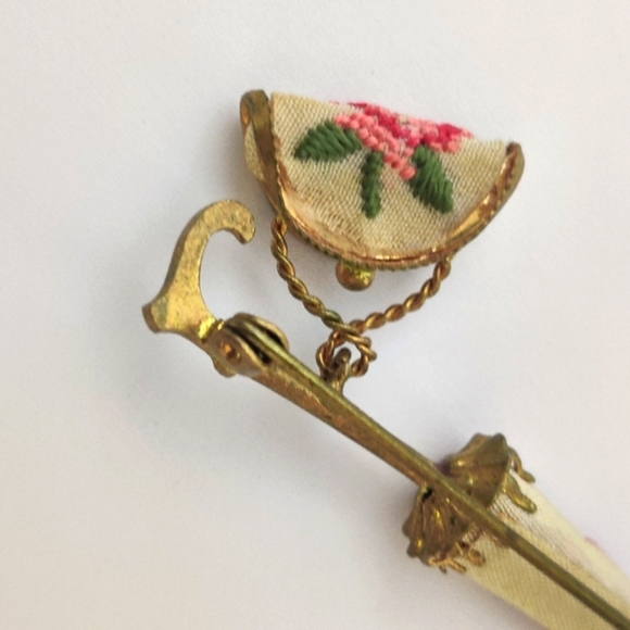 Vintage Retro Parasol and Lady's Purse Brooch w/ Petit Point Embroidery - Picture 4 of 13